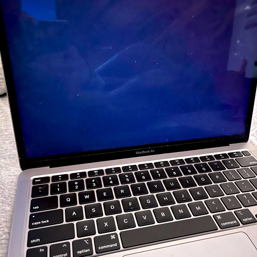 MACBOOK AIR